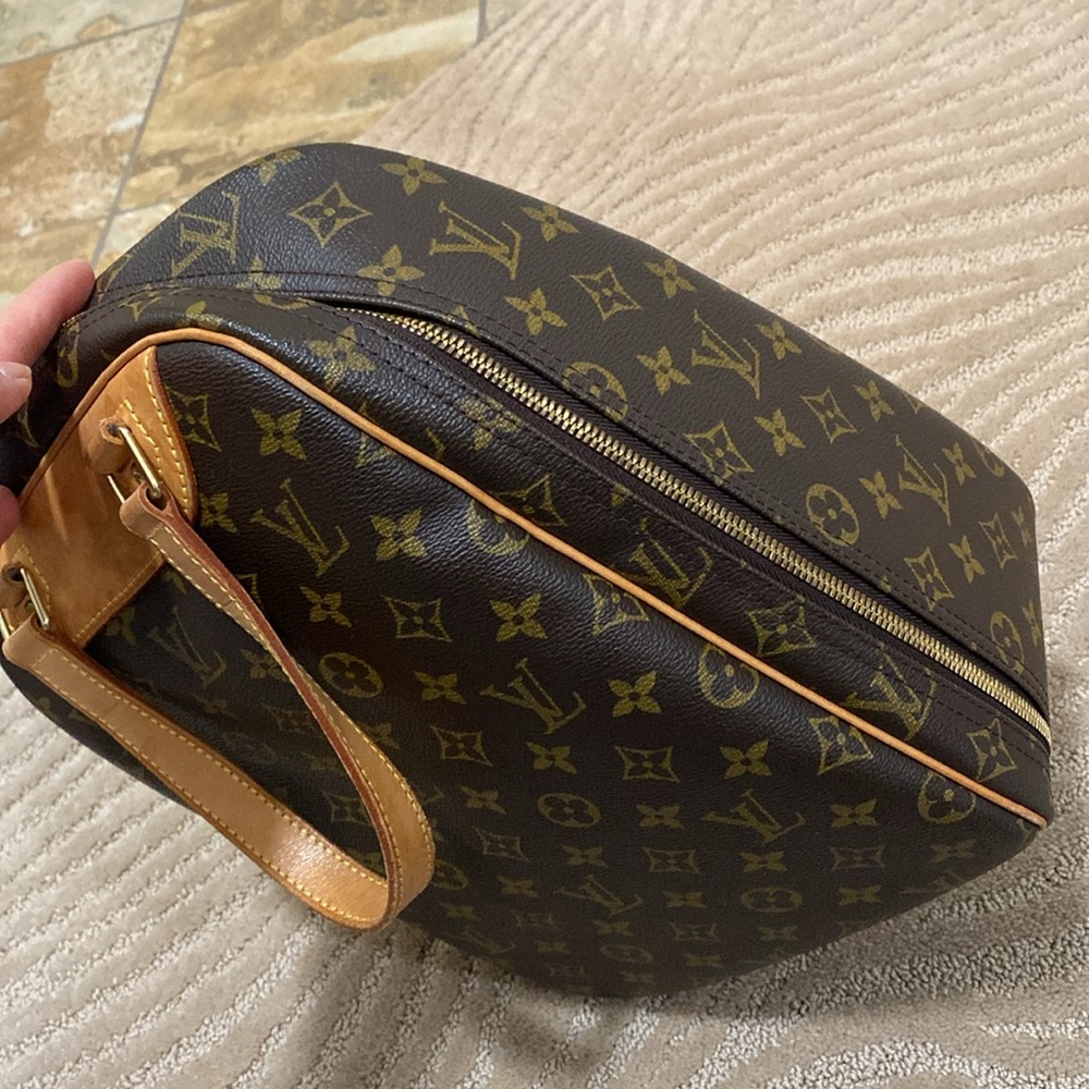 Authentic LV excursion bag - Picture 3 of 9